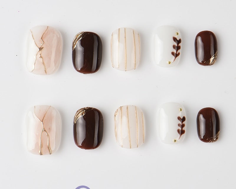 ネイルチップ ブラウン ホワイト ゴールドライン 縦縞 ニュアンスネイル ラテカラー スクエア型 10枚セット 工具付き 貼るだけ リユース可能